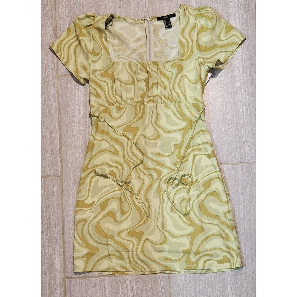 Forever 21 knee Dress,Short sleeves size Small Color Green